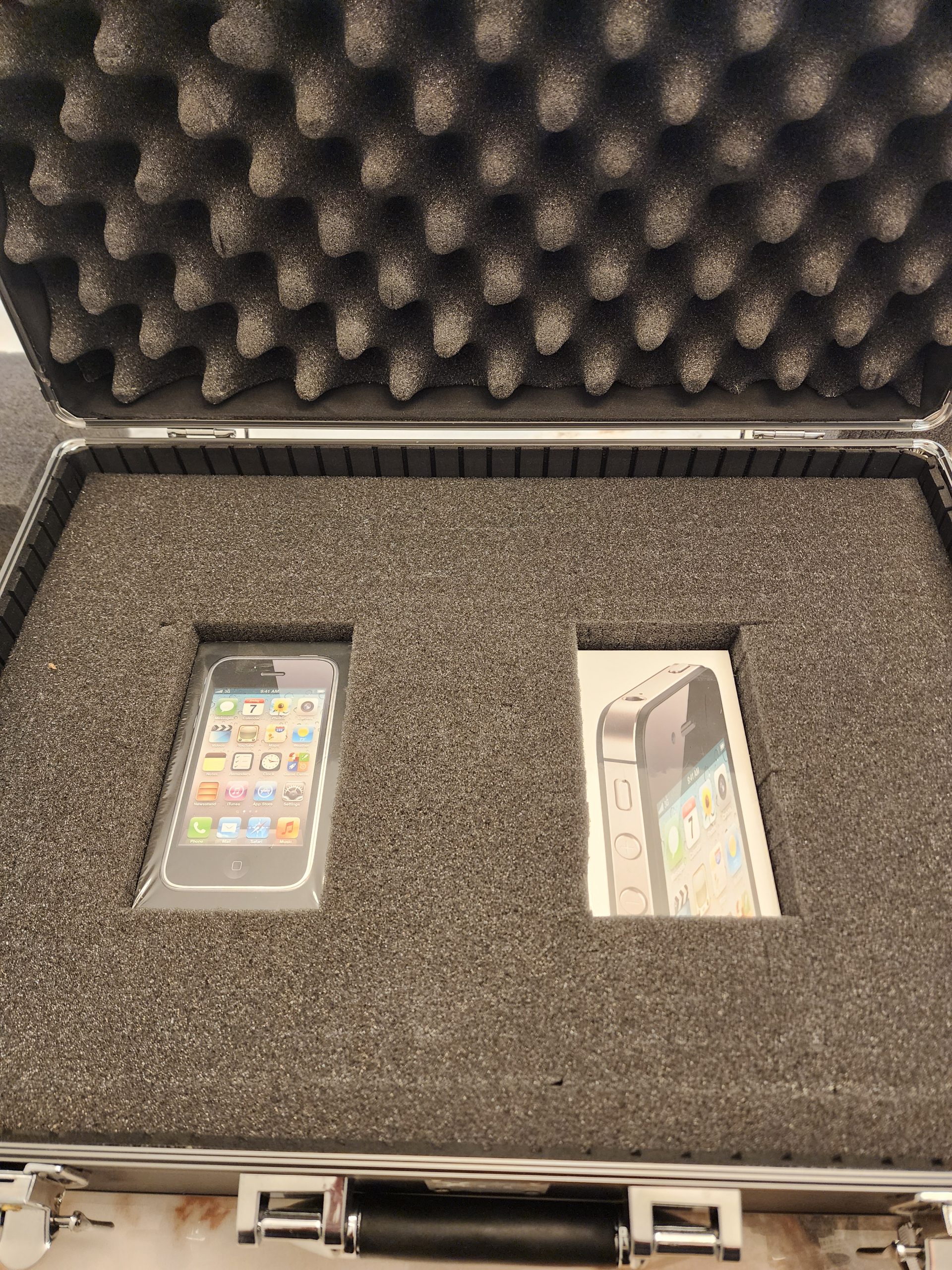 For Apple collectors - Ultra Rare Sealed iPhone 3GS and 4S <br><br> - Image 2